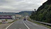 Blick auf die Strasse, welche saniert werden muss, hinten die Kreuzung Gäuerhof.