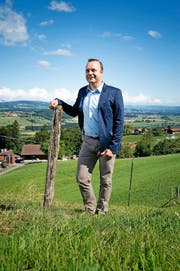 André Wespi am Weg zum Michaelskreuz oberhalb von Root. (Bild Dominik Wunderli)