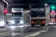 Verkehr im Gotthard-Strassentunnel bei Göschenen. (Bild: Keystone)