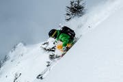 Ob auf oder abseits der Piste: Mit Helm fährt man in jedem Fall sicherer. (Bild: Roger Gruetter / Neue LZ)