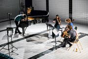 Das Ensemble Nachhall mit Silke Strahl (Saxofon), Léa Legros-Pontal (Bratsche), Sara Käser (Cello) und Raphael Loher, der dem präparierten Klavier spezielle Klänge entlockte. (Bild Philipp Schmidli)