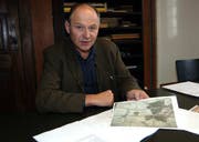 BSS-Architekt Karl Schönbächler zeigt, wo der Neubau im Friedberg zu stehen kommen soll. (Archivbild Erhard Gick/Neue SZ)