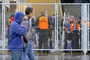 Eingangskontrolle vor dem Stadion Swissporarena bei der Partie FC Luzern - Grasshoppers Zürich am Sonntag, 2. Februar 2014. (Bild Philipp Schmidli)