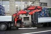 Der Heckladekran passte nicht unter der Unterführung durch, da er nicht vorschriftsmässig eingezogen war. (Bild: Zuger Polizei (Unterägeri, 21. Dezember 2017))