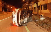 Im umgekippten Auto musste die Fahrerin ausharren, bis die Polizei kam. (Bild: Zuger Polizei (Risch, 21. März 2018))