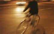 Ein Velofahrer ist ohne Licht unterwegs. (Archivbild LZ)