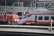 Eine Diesellok zieht den havarierten Zug ins Depot. (Bild: (Luzern, 23. März 2017))