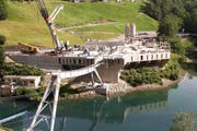 Die künftige Talstation im Schlattli und die Brücke über die Muota sind schon zu erkennen. Dennoch ist der Bau der neuen Stoos-Bahn rund eineinhalb Jahre im Verzug. (Bild: PD / Eugen Gwerder)