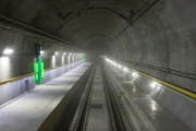ZUM COUNTDOWN BIS ZUR OFFIZIELLEN EROEFFNUNG DES GOTTHARD-BASISTUNNELS STELLEN WIR IHNEN FOLGENDES HISTORISCHES BILDMATERIAL ZUR VERFUEGUNG. AM MITTWOCH, 1. JUNI 2016, 17 JAHRE NACH DER ERSTEN SPRENGUNG IM HAUPTSTOLLEN, BEGINNEN MIT DER EROEFFNUNGSZEREMONIE DIE FEIERLICHKEITEN. - The emergency stop station at Faido is seen on the left during a test ride of the Swiss Federal Railways through the west tube of the Gotthard Base Tunnel from Biasca, in the Canton of Ticino, to Erstfeld, in the Canton of Uri, by train operator Hans Blaser, on October 31, 2015. Two multifunction stations at Faido and Sedrun divide the two tubes into three approximately equally long sections. The Gotthard Base Tunnel consists of two 57-kilometres-long single-track tubes. It joins the north portal at Erstfeld to the south portal at Bodio. Construction of the New Rail Link through the Alps (NRLA) is creating a fast and efficient railway link. Passenger trains will be able traverse at maximum speeds of up to 250 kilometres per hour. (KEYSTONE/Gaetan Bally)....Die Nothaltestelle in Faido zu sehen auf der linken Seite waehrend einer Testfahrt der SBB durch die Westroehre des Gotthard Basistunnels von Biasca, Kanton Tessin, nach Erstfeld, Kanton Uri, durch Lokomotivfuehrer Hans Blaser am 30. Oktober 2015. Zwei Multifunktionsstellen in Faido und Sedrun unterteilen die beiden Tunnelroehren in drei ungefaehr gleich lange Abschnitte. Der Gotthard Basistunnel besteht aus zwei 57 km langen Einspurroehren. Er verbindet das Nordportal in Erstfeld mit dem Suedportal in Bodio. Mit dem Bau der neuen Eisenbahn-Alpentransversale (NEAT) entsteht eine schnelle und leistungsfaehige Bahnverbindung. Die neue Gotthardbahn ist eine Hochgeschwindigkeitsstrecke auf welcher Reisezuege mit Spitzengeschwindigkeiten bis zu 250 km/h werden verkehren koennen. (KEYSTONE/Gaetan Bally) (Bild: GAETAN BALLY (KEYSTONE))