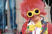 Eine Besucherin beim Umzug in Unterägeri 2017. (Bild: Roger Zbinden (Unterägeri, 26. Februar 2017))