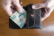 Reicht die AHV-Rente für den Lebensunterhalt nicht aus, erhalten Pensionierte Ergänzungsleistungen. (Symbolbild: Christian Beutler/Keystone)