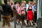 Scharenweise und passend gekleidet strömten die Leute am Samstag auf die Altdorfer «Winkel-Wiesn». (Bild: Nadia Schärli)