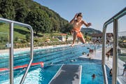 Für David (11) war das gestern wohl der letzte Sprung dieser Badi-Saison im Freibad in Nebikon. (Bild Boris Bürgisser)