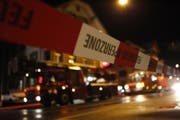 Die Feuerwehr richtete entlang der Oberdorfstrasse eine Sperrzone ein. (Bild: Geri Holdener)