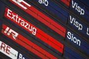 Auf einer Anzeige der SBB wird ein Extrazug aufgelistet. (Symbolbild Keystone)