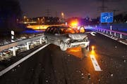 Das Auto des 33-jährigen Lenkers, nachdem er mit der Leitplanke kollidierte. (Bild: PD)