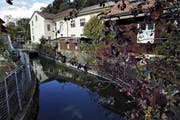 Der Oberwasserkanal, der in das Kraftwerk führt. Bild: Werner Schelbert (Unterägeri, 20. Oktober 2016)