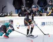 Oberwils Thomas Hohl (am Ball) lässt einmal mehr einen überforderten Gegner stehen. (Bild: Werner Schelbert (Zug, 22. Oktober 2017))