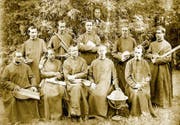 Die älteste Fotografie des Lehrerkollegiums wurde im Jahr 1871 aufgenommen. (Bild: Stiftsarchiv Muri-Gries/PD)