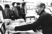 Hans-Leopold Davi auf einer undatierten Aufnahme beim Stöbern in der Buchhandlung. (Bild: Archiv Neue LZ / Max Roelli)