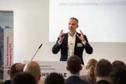 Das Institut für Finanzdienstleistung Zug IFZ der Hochschule Luzern hat zum dritten Mal eine umfassende Bestandesaufnahme des Schweizer FinTech-Markts vorgenommen. Präsentiert wird sie von Thomas Ankenbrand. (Bild: Dominik Wunderli (Zug, 28. Februar 2018))