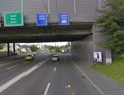 Unmittelbar unterhalb der Autobahnüberführung der A2 streiften sich der Bus und der Velofahrer in Richtung Luzern. (Bild: Google Maps)