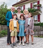 Regisseur Manuel Flurin Hendry mit «seiner» Familie Moll am Drehort. (Bild: Disney)