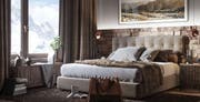 Blick in ein Schlafzimmer des Apartementhauses Alpenrose. (Bild: Visualisierung: Andermatt Swiss Alps)