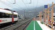 Das Hilfsperron (rechts) wird bis Ende Oktober zurückgebaut (Archivbild). (Bild: Bote der Urschweiz)