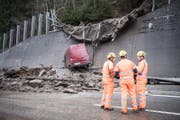 Einsatzkräfte an der Stelle, wo die Schlammlawine auf die Autobahn A2 getroffen ist. (Bild: Keystone (23. Januar 2018))