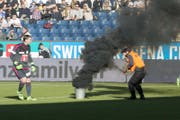 Der Beschuldigte hat in der Swissporarena unter anderem einen Rauchkörper aufs Spielfeld geworfen. (Bild: Keystone/Urs Flüeler (Luzern, 21. Februar 2016))