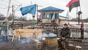 Ukrainische Aktivisten besetzen seit Mitte Februar drei von sechs Güterbahnlinien zwischen dem russisch besetzten Donbass und der Ukraine.Bild: Volodymyr Petrov/EPA (Toretsk, 20. Februar 2017)