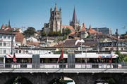 Ein Trolleybus der Verkehrsbetriebe Luzern fährt testweise durch die Strassen von Lausanne, hier ist er auf der Grossen Brücke zu sehen. (Bild: Laurent Gilliéron/Keystone (29. August 2017))