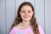 Morgen beginnen die Sommerferien für die Schüler. Die 1/2 und 3/4 Klässler des Schulhaus Rönnimoos in Littau, können es kaum erwarten. Fotografiert am 07. Juli 2016. Im Bild: Lara Müller (Bild: Boris Bürgisser (Neue LZ) (Neue Luzerner Zeitung))