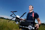Mit seinem Hexakopter ortet Mario Kaufmann in der Wiese liegende Tiere. (Bild: Stafan Kaiser / Neue ZZ)