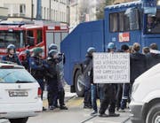 Die Hausbesetzerszene besetzt die Strassen rund um das von der Polizei geräumte Haus in Bern. (Bild: Lukas Lehmann/Keystone (22. Februar 2017))