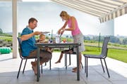 Auch eine Familie mit kleinen Kindern tut gut daran, an die Vorsorge zu denken. (Bild: Keystone/Gaetan Bally)