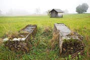 Die Betonblöcke in der Oberforen waren einst Fundament einer Seilbahnstütze. Die Werkbahn diente dem Transport abgebauten Torfes hinunter nach Walchwil. (Bild: Patrick Hürlimann / Neue ZZ)
