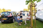 Einmal Salat, einmal Pizza Hawaii: Reporterin Evelyne Fischer bringt Hennie Kunstman und Roelof Braam das Znacht vorbei. Das holländische Paar war heuer bereits zum 12. Mal auf dem Camping Waldheim in Sursee zu Gast. (Bild Roger Grütter)