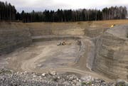 Im Kanton Zug wird Kies abgebaut. Das Archivbild zeigt eine Kiesgrube in Cham. (Bild: Werner Schelbert / Neue ZZ)