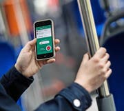 Mit der App «Fairtiq» erhält der Fahrgast immer das richtige Ticket – ohne umständliches Tarifstudium. Im Bild: Ein Fahrgast nutzt das Programm in einem Bus der Verkehrsbetriebe Luzern (VBL). (Bild Pius Amrein)