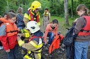 Die Gemeindeführungsorganisation GFO, hier jene aus Sarnen, rüstet übungshalber Schulkinder mit Schwimmwesten aus. (Bild: Archiv / Neue OZ)