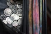Blick in ein Portemonnaie mit Geld. (Bild: Keystone)