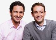 Patrick Schmid (links) und Mario Gehrer kommentieren die Wettkämpfe. (Bild: SRF)