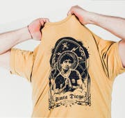 Ein Wettbewerbsresultat zum Überziehen: Als Bewerbung für die Mitwirkung am Tschuttiheftli musste man eine Illustration von Diego Armndo Maradona einreichen. (Bild: PD)