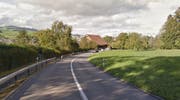 Der Unfall soll sich auf der Kantonsstrasse in Greppen ereignet haben. (Bild: Google Maps)