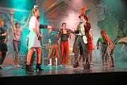 Jugendliche des Vereins Musical Fever führen in der Aula der Kantonsschule Alpenquai derzeit das Stück «Are You Mad?» auf. (Bild Yvonne Imbach)