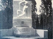 Die historische Aufnahme von 1929 zeigt den neu angefertigten Chamer Friedhofsbrunnen von Andreas Kögler. (Bild: Werner Schelbert (28. März 2017) / PD)