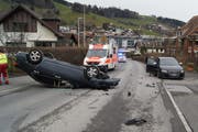 Nach der Kollision mit einem parkierten Auto landete der Lenker auf dem Dach. (Bild: Zuger Polizei)