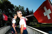 Spannen für einmal zusammen: Simon Schürch (rechts) und sein Bruder Joel aus Schenkon. (Bild: Roger Grütter / Neue LZ)